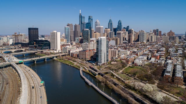 Vue aérienne panoramique sur le centre-ville de Philadelphie sur la rivière Schuylkill dans une journée ensoleillée