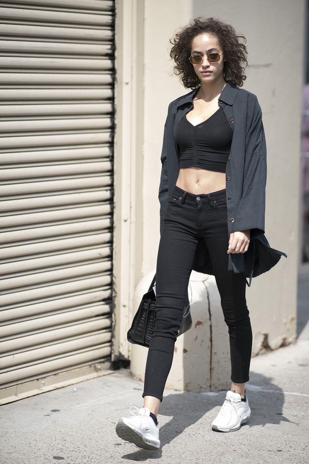 outfit con jeans neri