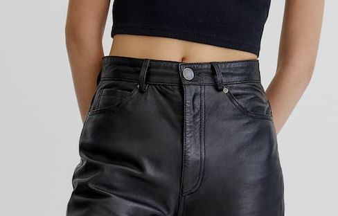 El pantalón ancho efecto piel negro limitada de Pull&Bear