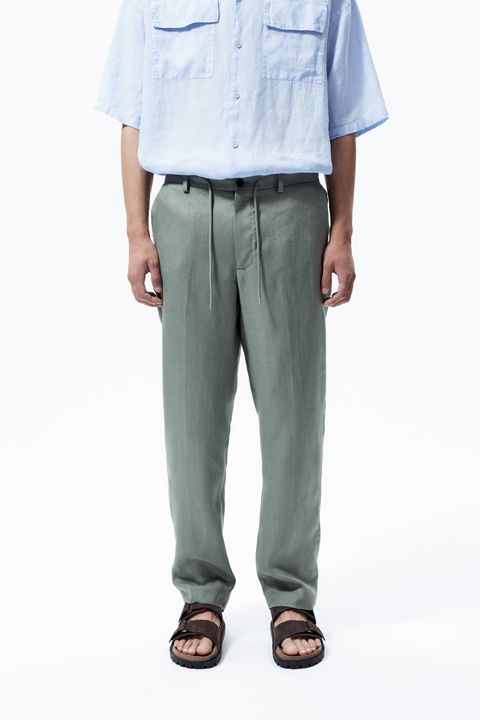 Cómo combinar camisas y pantalones lino para hombre verano