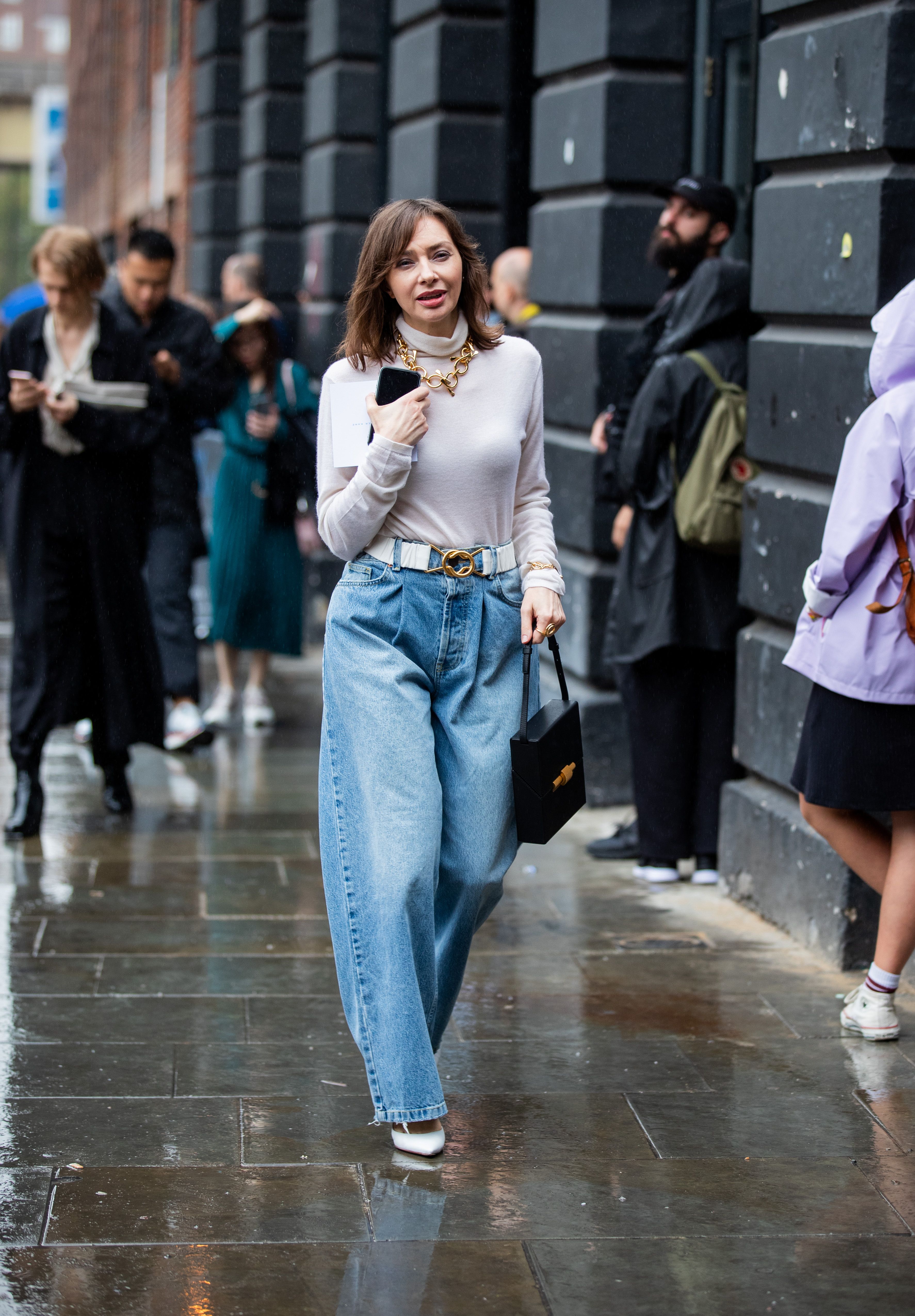 Pantalones vaqueros con pinzas: la tendencia que favorece