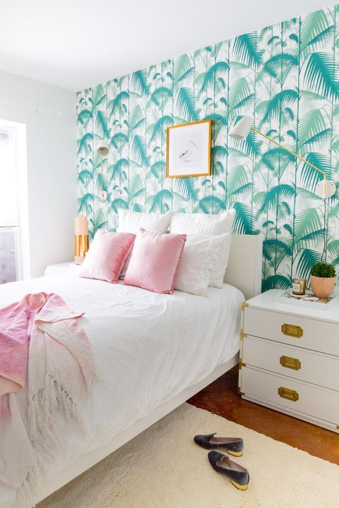 Dormitorio decorado con papel pintado exótico