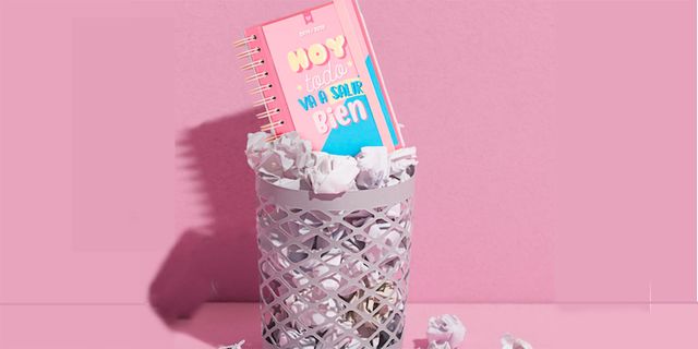 un cuaderno con el mensaje feliz "hoy todo va a salir bien" ha acabado en la basura ¿igual estás harta de la vida color rosa