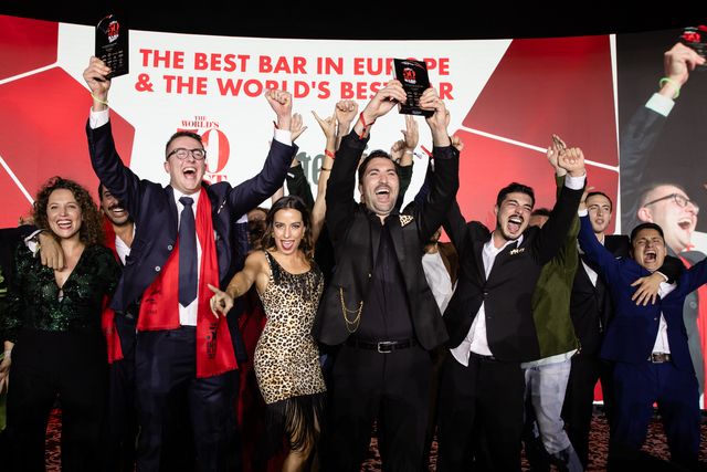 el equipo de paradiso celebra el premio al mejor bar del mundo