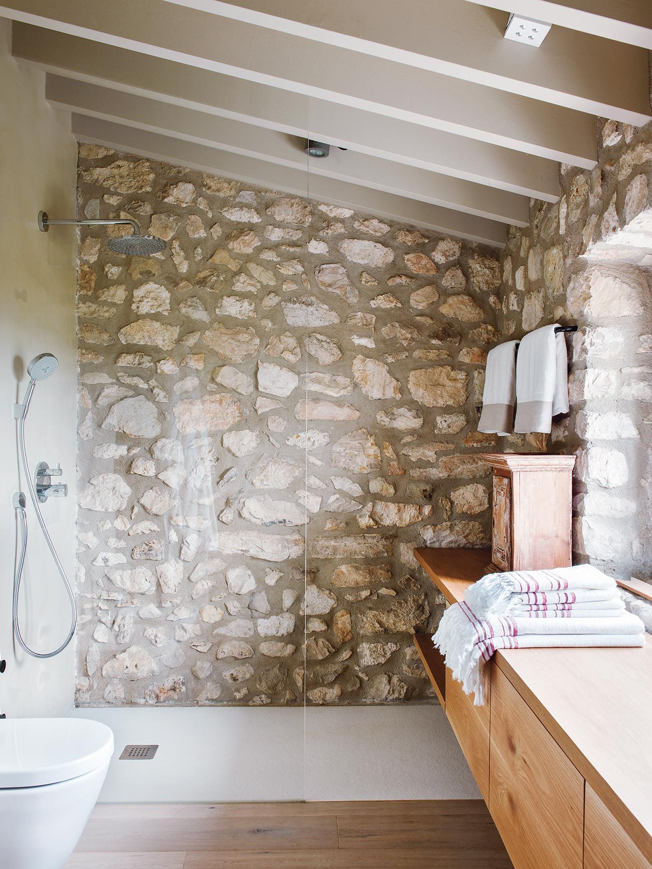 30 baños modernos con estilo: paredes y revestimientos