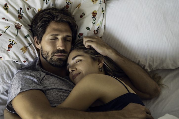 Es mejor dormir acompañado que solo, según la ciencia
