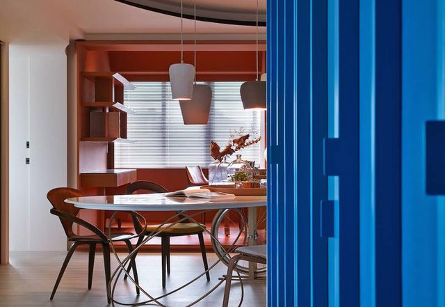 pareti colorate incasa la grande libreria blu acceso e lo spazioso studio sui toni caldi dell'arancione sono i grandi protagonisti dell'appartamento vivid color realizzato a taiwan dallo studio waterfrom design
