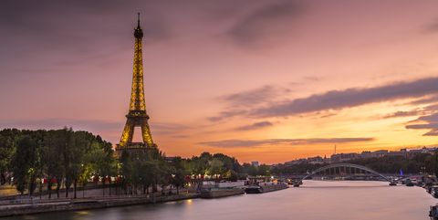 Atardecer en la torre Eiffel junto al río Sena en París