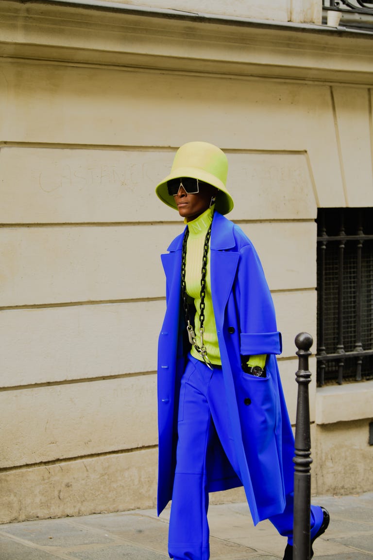 https://hips.hearstapps.com/hmg-prod.s3.amazonaws.com/images/paris-fashion-week-pfw-street-style-ss20-day-5-by-tyler-joe-124-1569849328.jpg?crop=1xw:1xh;center,top&resize=768:*