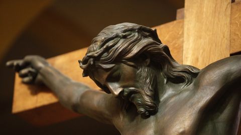 een standbeeld van jezus aan het kruis