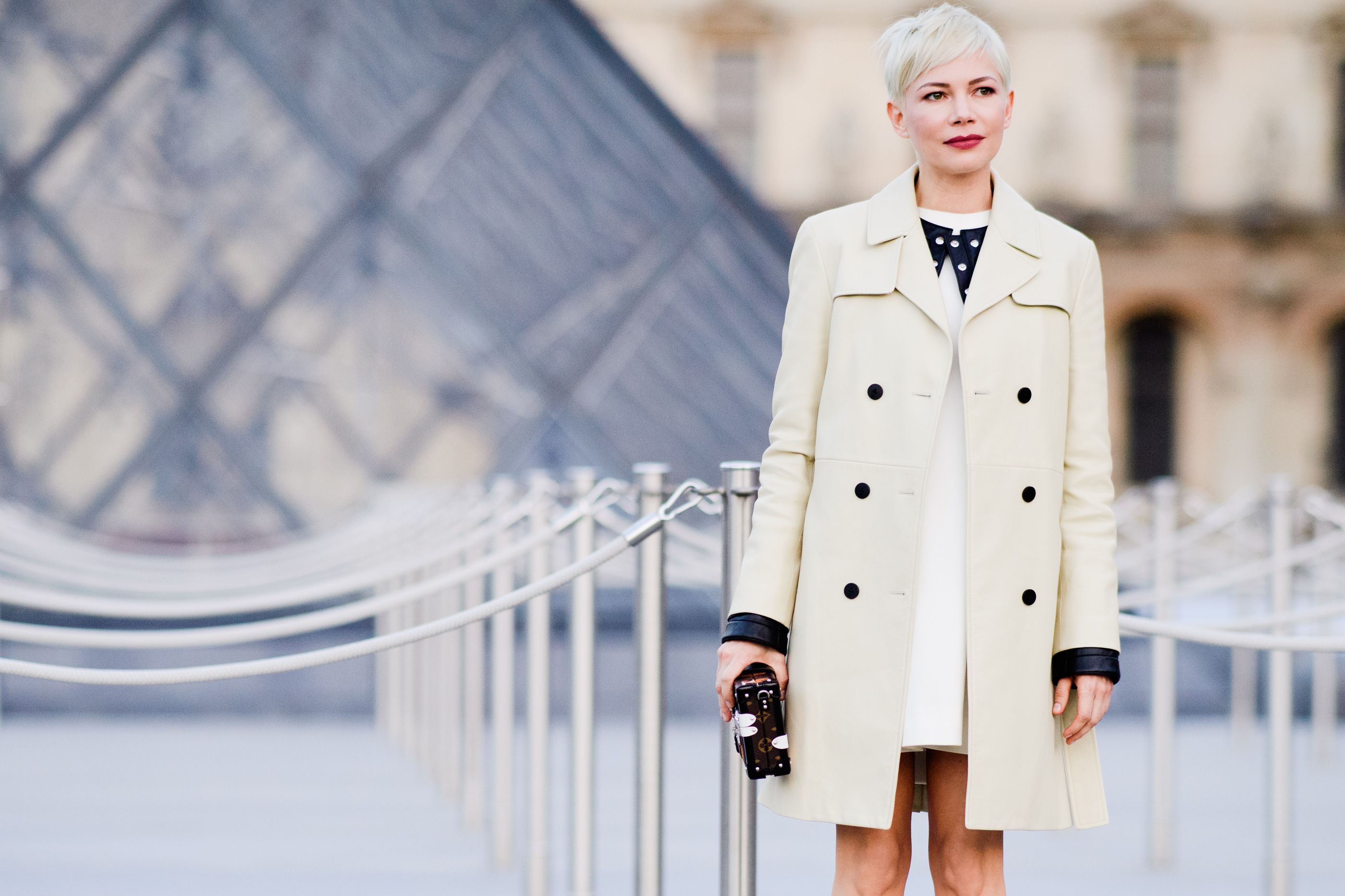 trench coat street style 2018