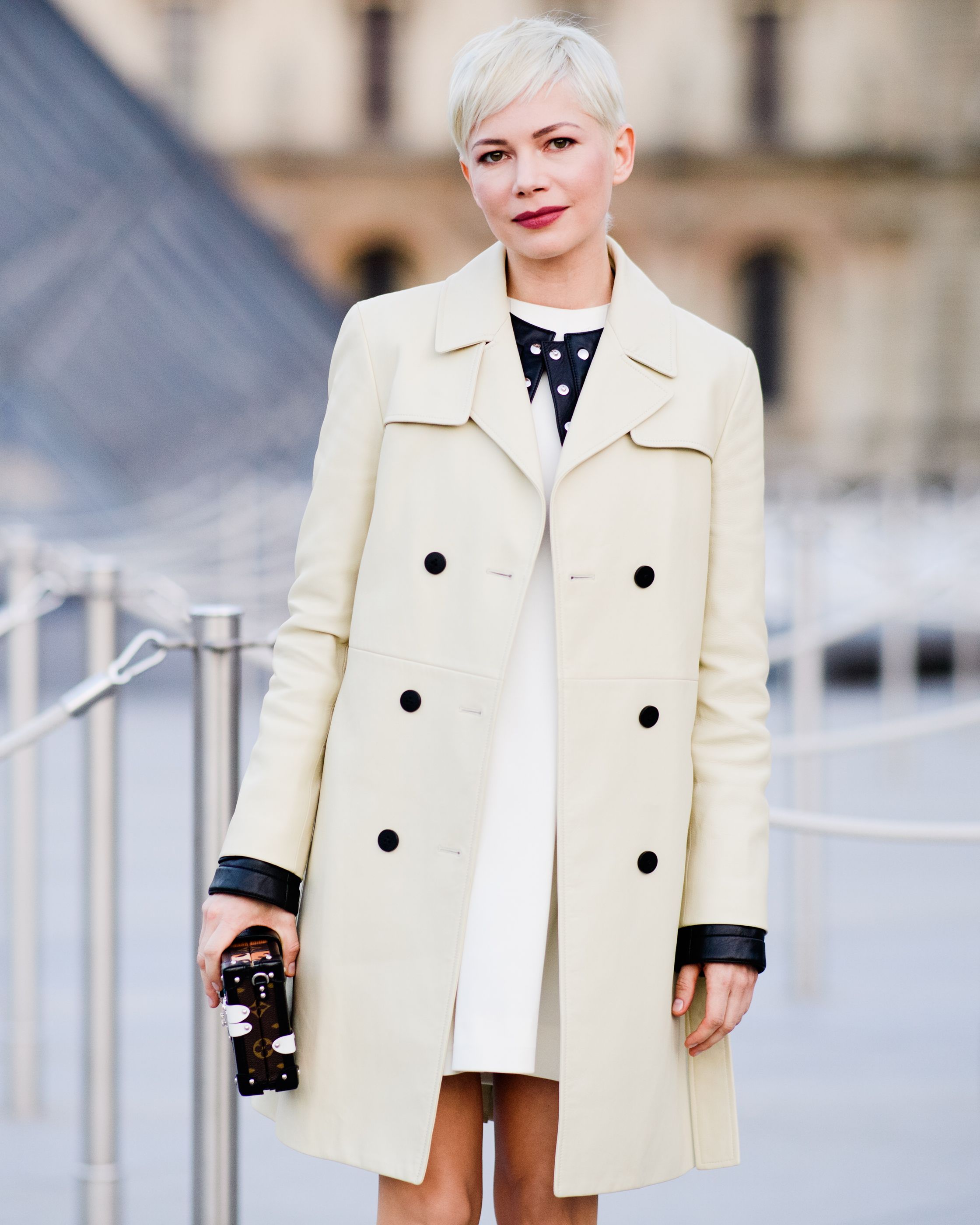 trench coat street style 2018
