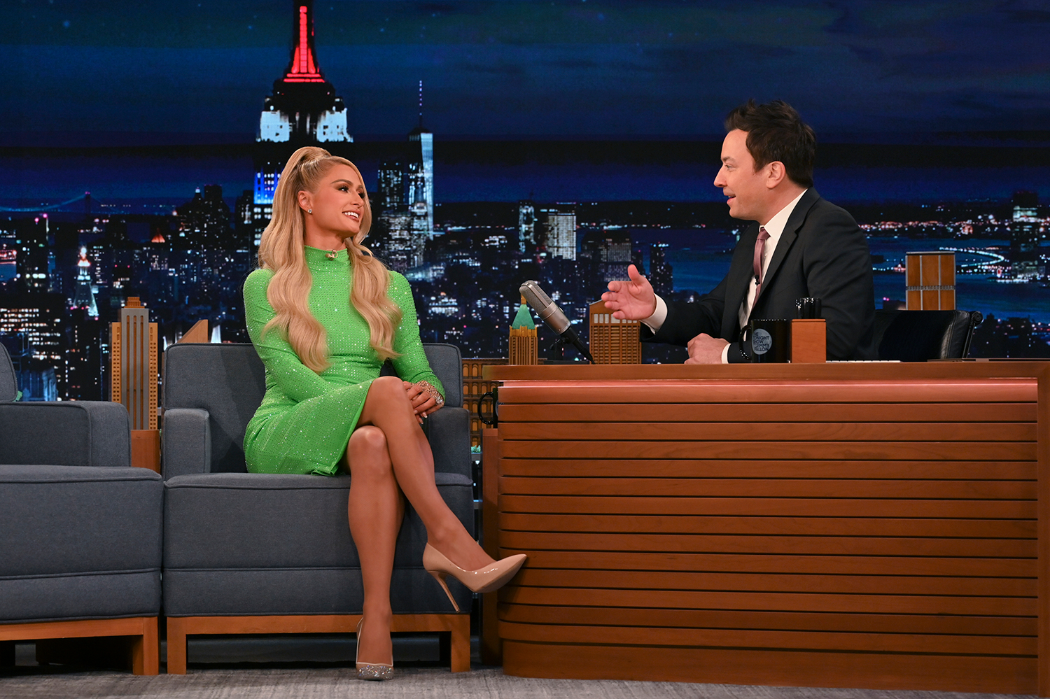 Paris Hilton Just Wore Two Wrong Shoes On 'Jimmy Fallon' And Fans Are Confused