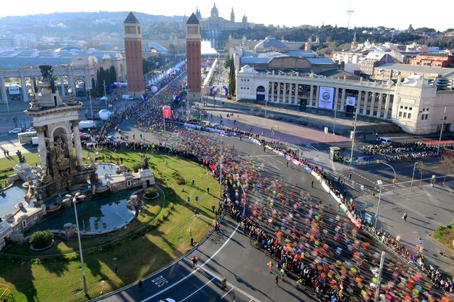 corredores durante la maratón de barcelona