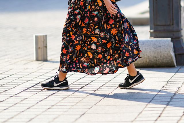 mujer con zapatillas y falda de flores en parís