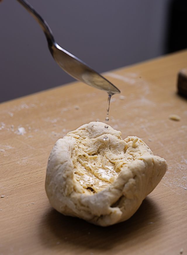filindeu, pasta sarda, lifestyle 2022, ricetta pasta, water droplets falling onto homemade dough from a teaspoon