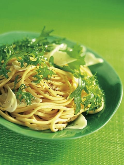 Pasta met knoflookroom en mesclun