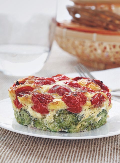 pastel de brócoli y tomates cherry