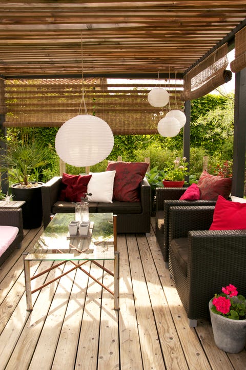 Patio con pergola e mobili da giardino moderni