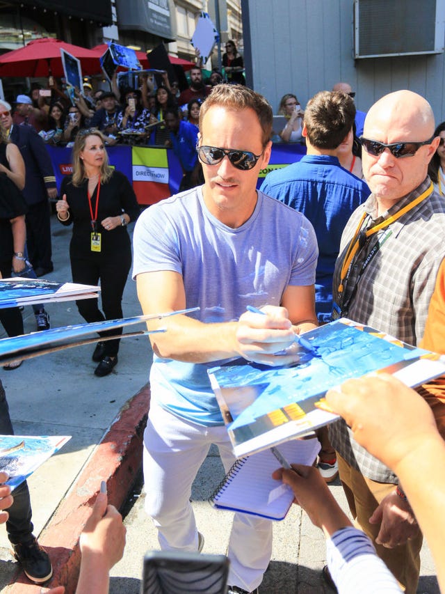 actor Patrick Wilson draws autographs