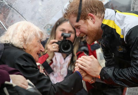 Daphne Dunne selalu menyambut Pangeran Harry di setiap kedatangannya di Australia (dok. Harper's Bazaar)