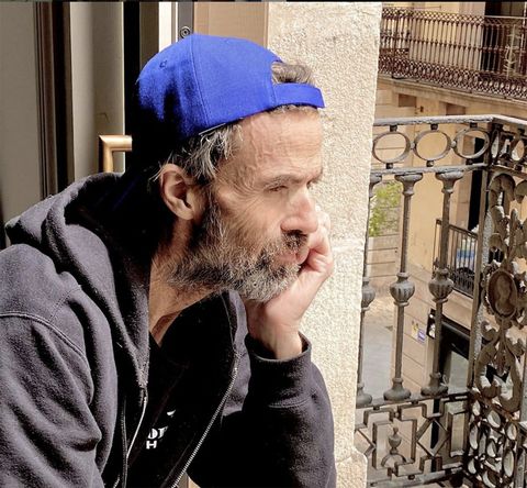 pau donés, que lucha contra el cáncer de colon, mira por el balcón de su casa en barcelona