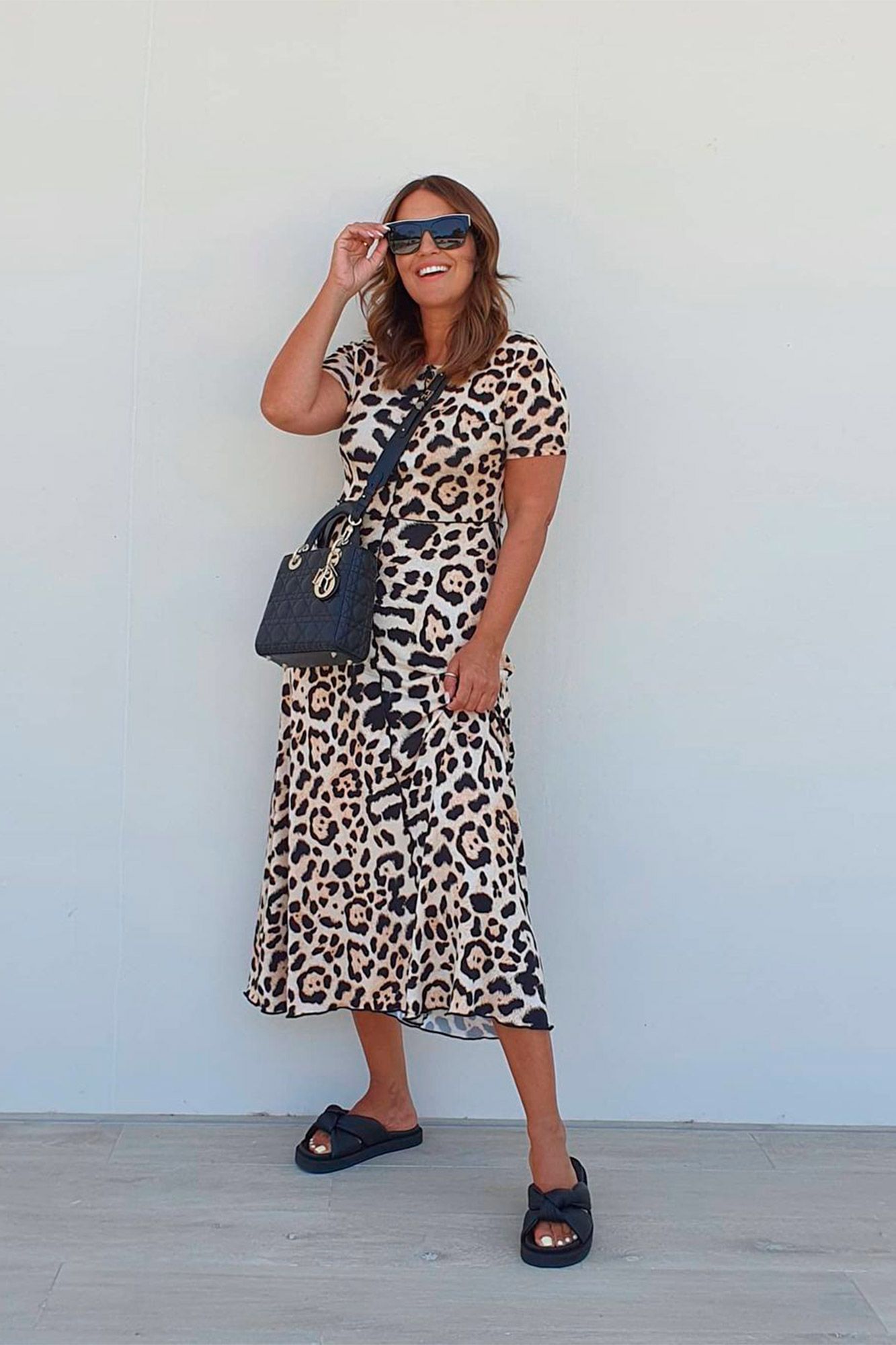 Paula Echevarría un vestido midi de leopardo de Mango