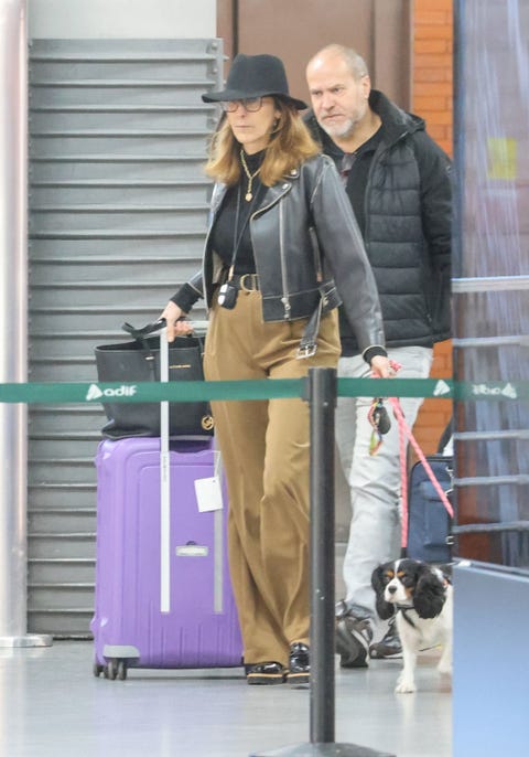 la pareja en la estación de atocha de madrid cargados con sus perros y maletas