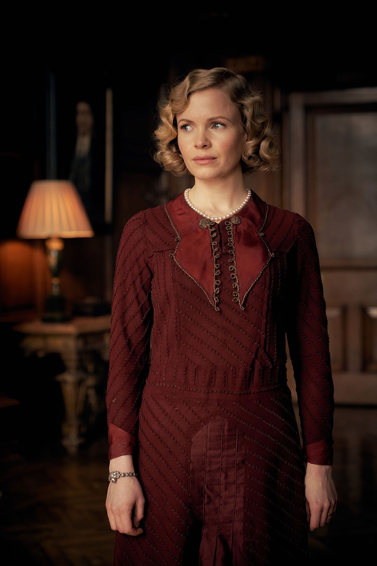 Linda - Arthur Shelby's Wife is a devout Christian, but will love from her family and being a good woman be the answer to the psychological trauma of war? Linda's appearance in season 3 gives viewers hope for the future of "mad dog" Peaky Blinders.