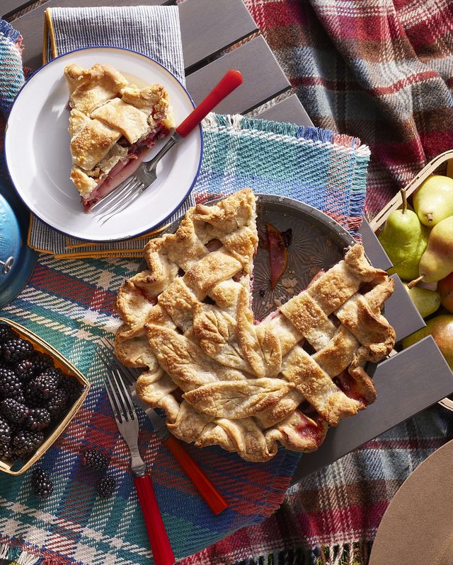 blackberry and pear pie