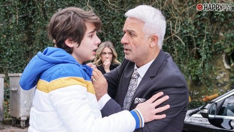 el chico tiene un accidente cuando conduce sin carnet y su padre tiene que ir al rescate