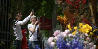BRITAIN-ENTERTAINMENT-ART-FLOWER-SHOW chelsea flower show entrance display