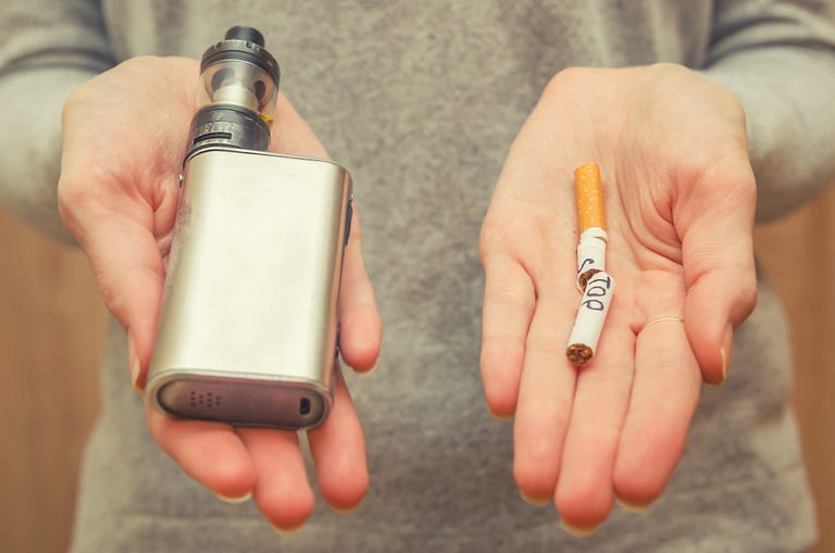 Todo Lo Que Tienes Que Saber Si Vas A Usar Un Vapeador Peligros-vapeador-cigarro-electronico-iqos-oms-1571313333
