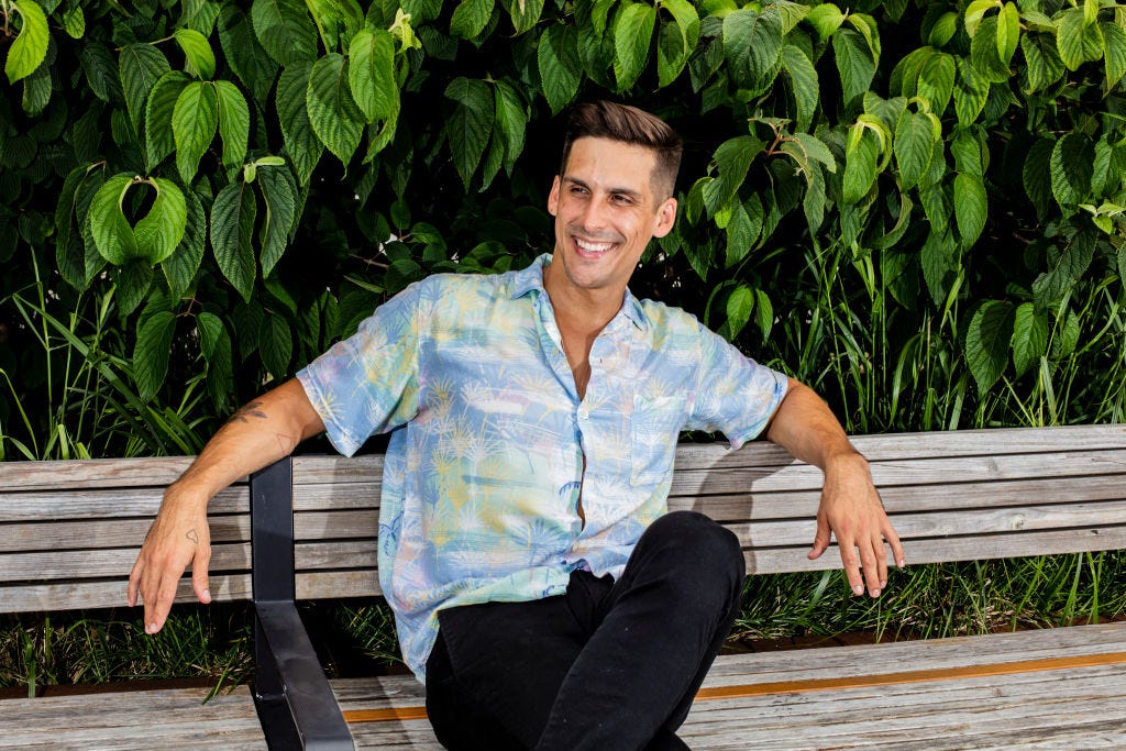  cody rigsby, instructeur du peloton, pose pour un portrait assis sur un banc