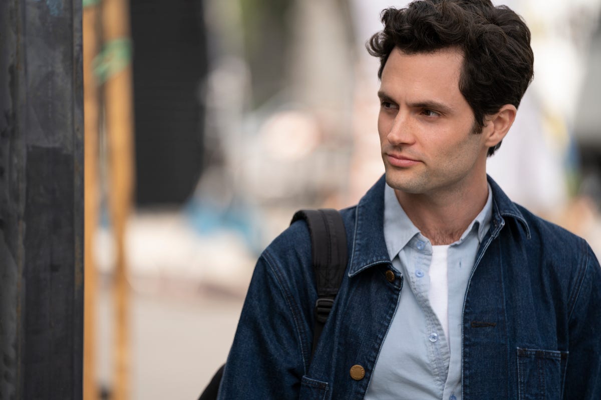 Penn Badgley (‘YOU’) uploads her first TikTok with the “help” of Taylor Swift and they go viral
