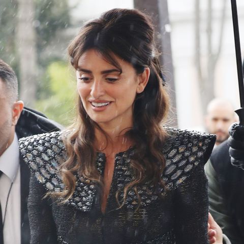 Penélope con vestido de fiesta de Chanel París - Penélope Cruz homenajea a Karl Lagerfeld