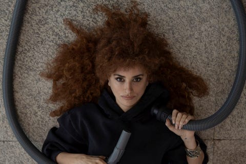 Penélope Cruz, horror la actriz, con una gran melena rizada, tumbada en el suelo
