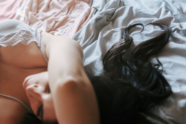 恋人とセックスしている時、オーガズムに達すのが難しいと感じたことはありますか？　もしそうなら、そう感じているのはあなただけではないかも……。ある研究によると、男性と女性の間には“オーガズムギャップ”があることが明らかに。