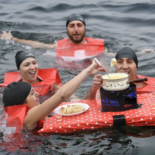 nadadores comiendo una fondue