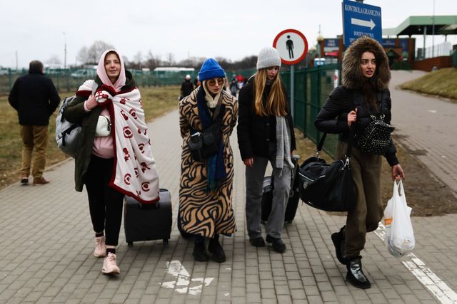 無一文で逃げてきた 戦争を逃れるためポーランドへと向かったウクライナ女性たち Elle エル デジタル