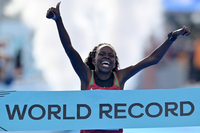 peres jepchirchir bate el récord del mundo de medio maratón en una prueba corrida solo por mujeres en el mundial