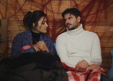hazal y kenan se adentraron solos mar adentro, mientras que en tierra, el rumor de la muerte de la chica comenzó a expandirse