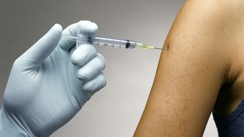 persoon krijgt vaccin ingespoten