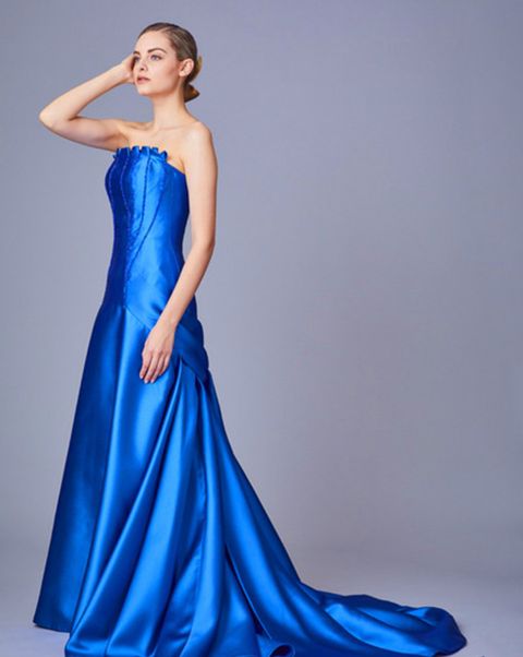 ミーチェのロイヤルブルーのカラードレスを着たモデルの写真。