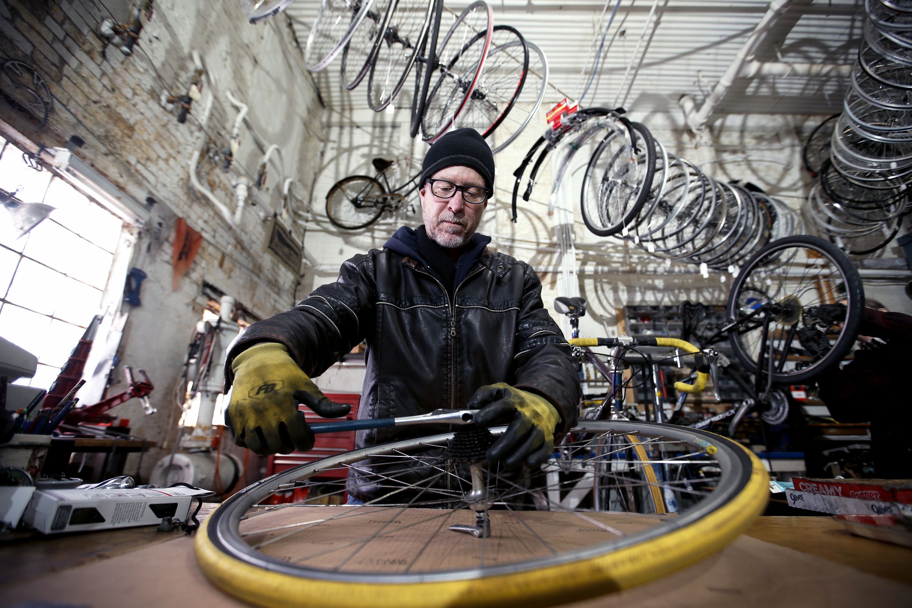 Механики шоу. Чинит велосипед. Механик чинит велосипед. Ремонтная мастерская велосипедов. Креативная механика.