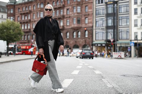 Looks en zapatillas de las insiders moda mayores de 50 años