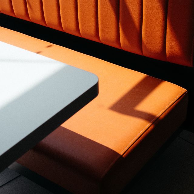 seduta arancione con tavolo azzurro
