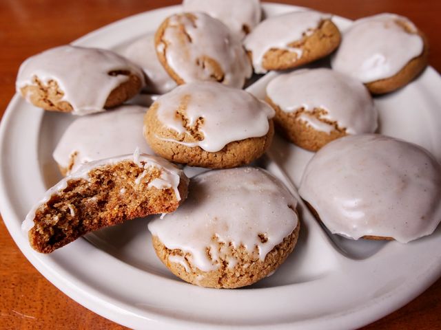 pfeffernüsse cookies with glaze