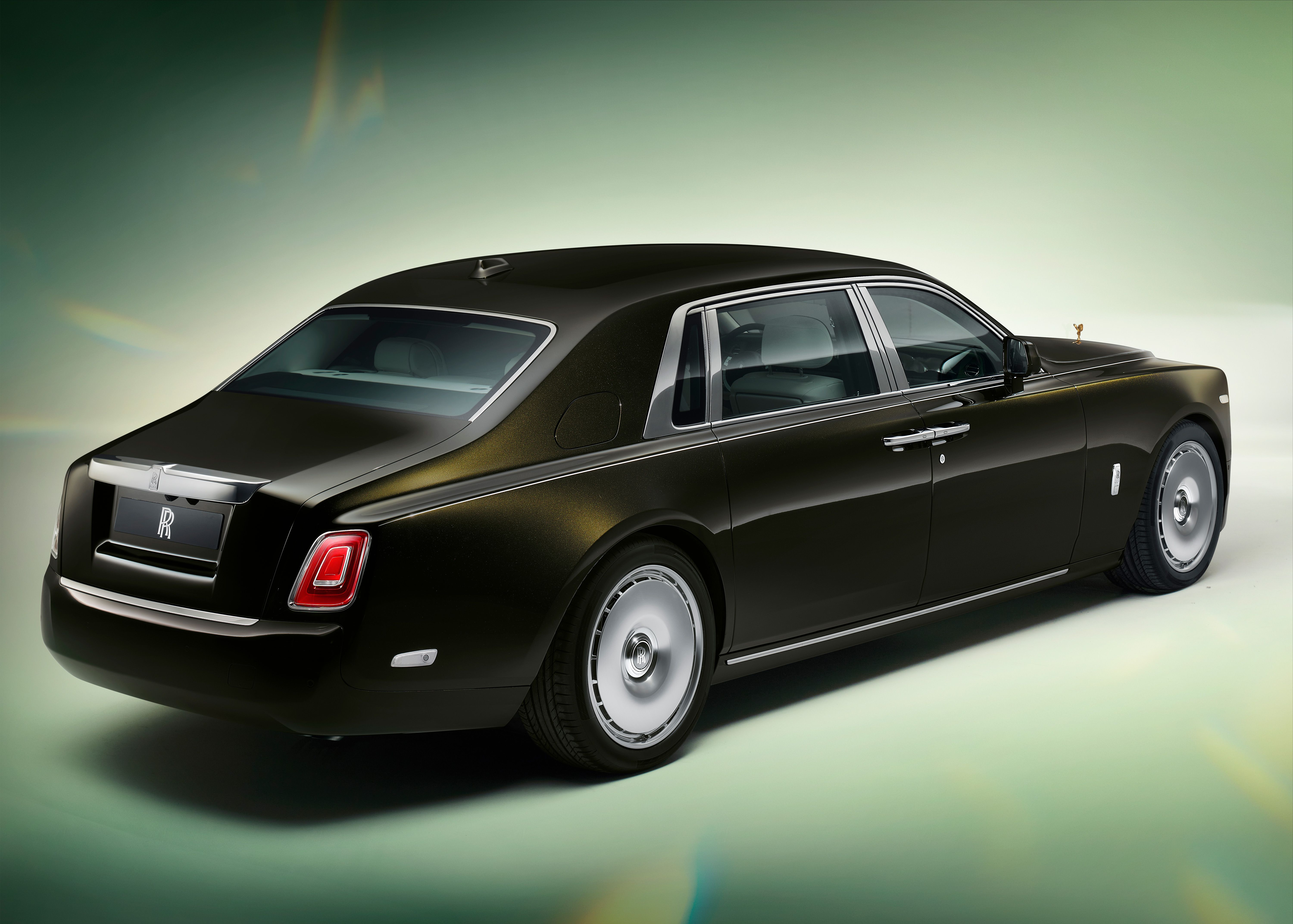 Самый дорогой машина в мире 2023. Роллс Ройс Фантом 2022. Rolls Royce Phantom 2023. Rolls Royce Phantom EWB 2022. Rolls Royce Phantom 2022 Series 2.