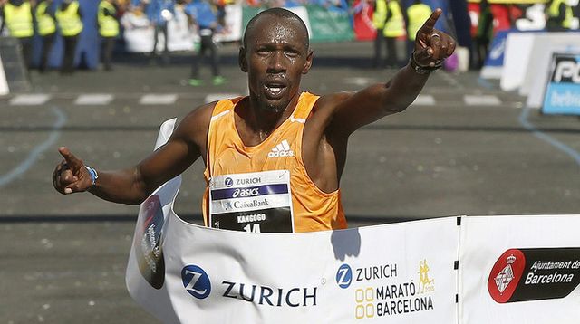 el atleta keniano philip cheruiyot kangogo cruza la meta del maratón de barcelona en primer lugar